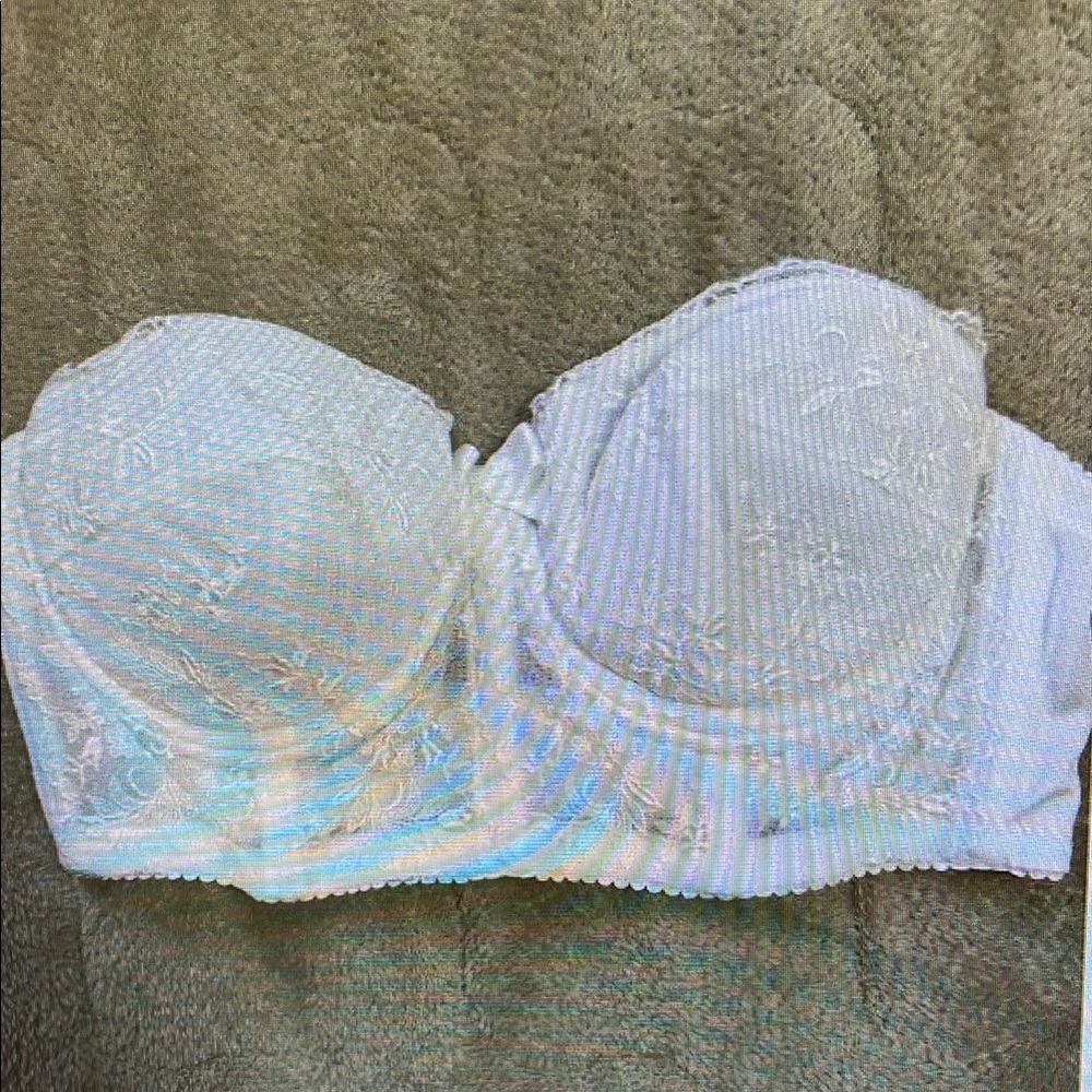 Elegant White Lace Strapless Bra